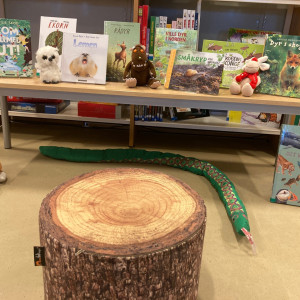 Eit bord med bøker og bamsar. Klar til lesestund.