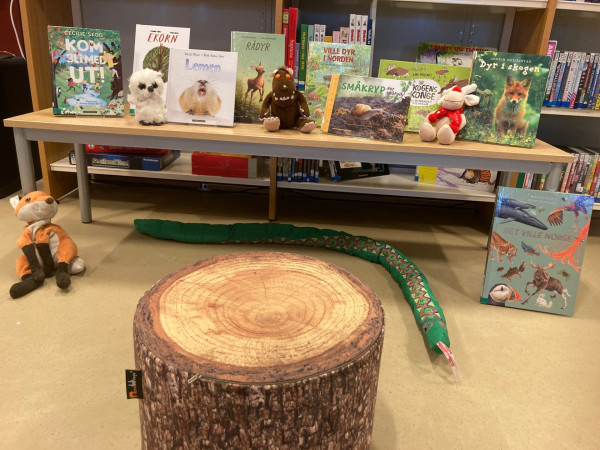 Eit bord med bøker og bamsar. Klar til lesestund.